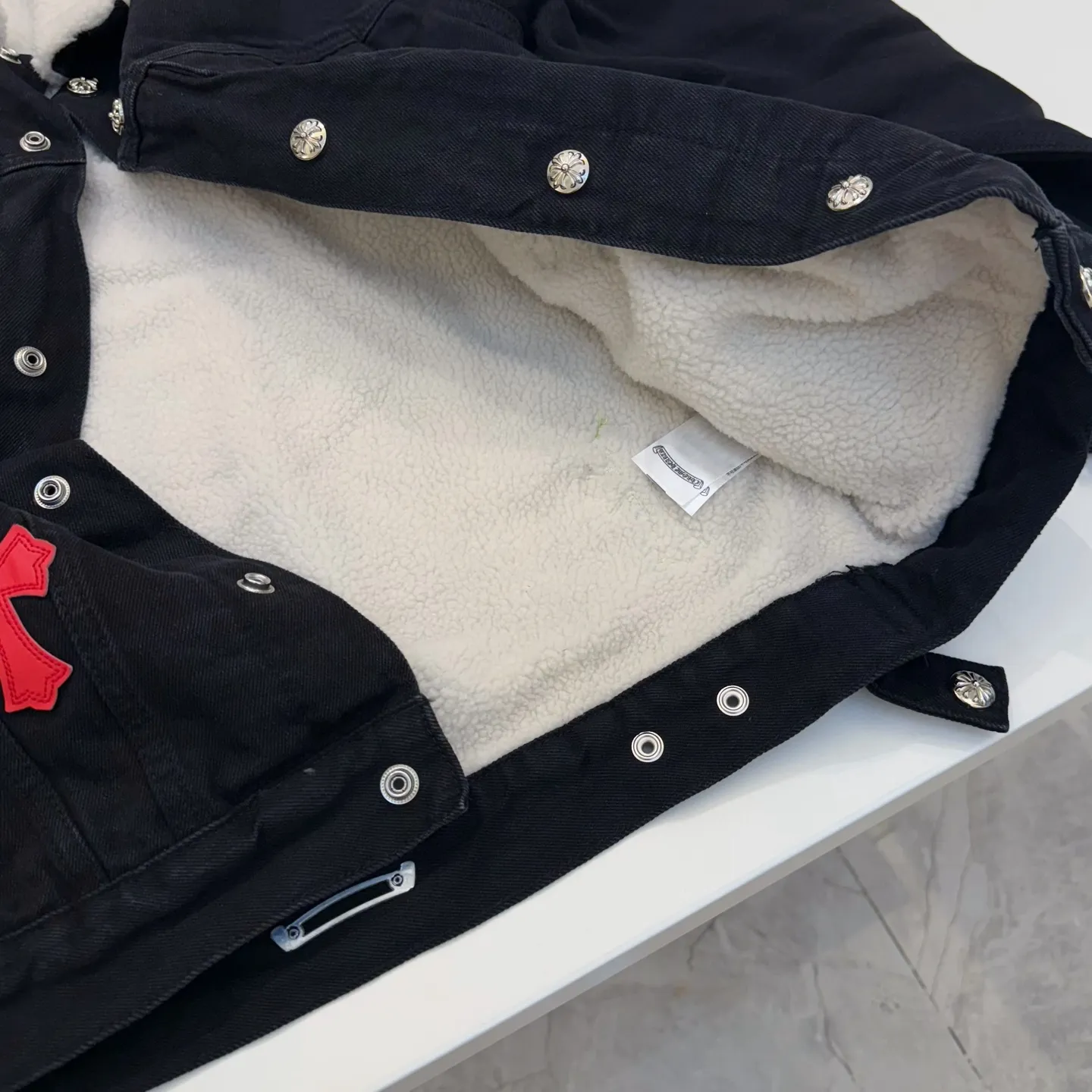 P370 model number: D418 Chrome Hearts vintage style sherpa denim jacket SIZE#SMLXL Size reference# S shoulder width 46 length 65 bust 112 M shoulder width 48 length 67 bust 116 L shoulder width 50 length 68.5 bust 120 XL shoulder width 52 length 69.5 bust 127